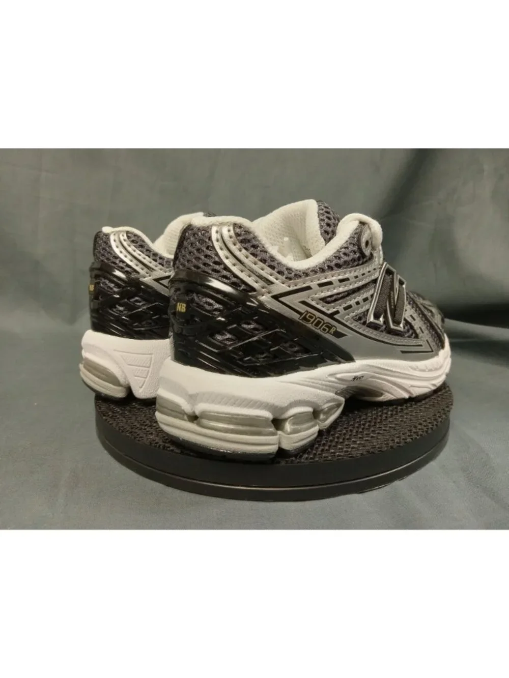 New Balance 1906 Sneakers PC1906CG Silver Metallic/Black Kids Size 2 NEW NO BOX